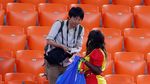 Patut Dicontoh! Fans Jepang & Senegal Bersih-bersih Sampah