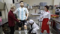 Kue ultah nan istimewa itu disiapkan oleh Toko Kue Altufyevo di Rusia, tempat Messi kini sedang membela Argentina di Piala Dunia 2018. (Foto: Tatyana Makeyeva/Reuters)