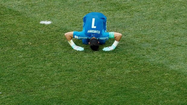 Essam El Hadary sempat menepis tendangan penalti Arab Saudi.