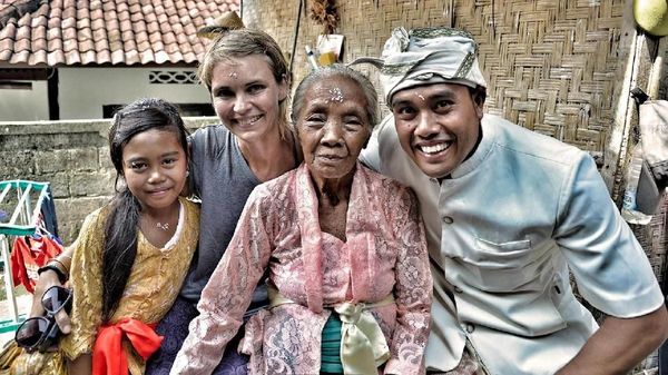 Potret Bule Spanyol Mengagumi Bali dan Keramahannya