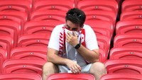 Rasa sedih atas kekalahan timnas kebanggan mereka tak dapat disembunyikan oleh beberapa pendukungnya. Sergio Perez/Reuters.