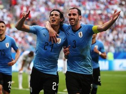 Edinson Cavani merayakan gol bersama Diego Godin. Reuters/Michael Dalder.