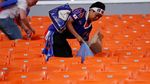 Patut Dicontoh! Fans Jepang & Senegal Bersih-bersih Sampah