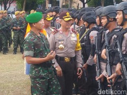 Ingat, Polisi Dilarang Foto Bareng Paslon Pilkada