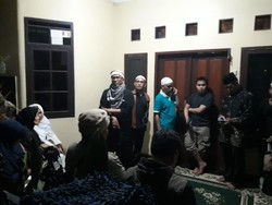 Ratusan Orang Salatkan Jenazah Hari Moekti