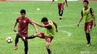 Latihan ini sebagai persiapan melawan Persebaya, Selasa (26/6) besok.