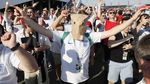 Inggris Menang Telak, Pendukung Berpesta