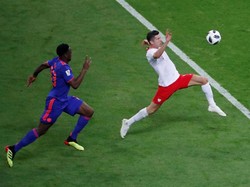 Tertinggal satu gol membuat Polandia tampil lebih ofensif pada babak kedua. Foto: Jorge Silva/Reuters