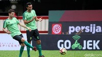 Pemain Persija Robertino Pugliara musim 2007-2009 dan 2011-2013 yang telah bergabung dengan Persebaya juga mengikuti latihan