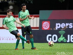 Pemain Persija Robertino Pugliara musim 2007-2009 dan 2011-2013 yang telah bergabung dengan Persebaya juga mengikuti latihan