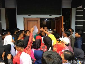 Jelang Nyoblos, Pemohon Suket Berdesakan di Disdukcapil Ciamis Jelang Nyoblos, Pemohon Suket Berdesakan di Disdukcapil Ciamis