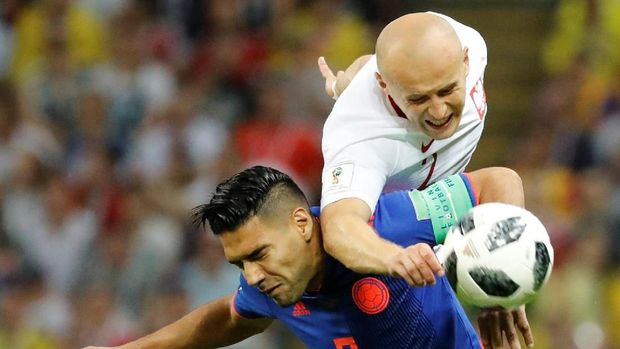 Radamel Falcao berduel dengan Michal Pazdan.