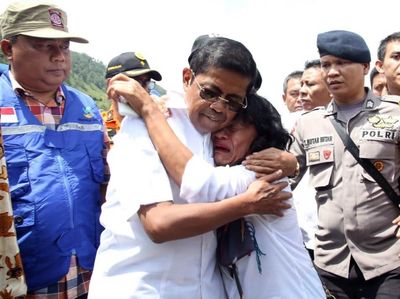 Kunjungi Lokasi KM Sinar Bangun, Mensos Disambut Tangis dan Pelukan