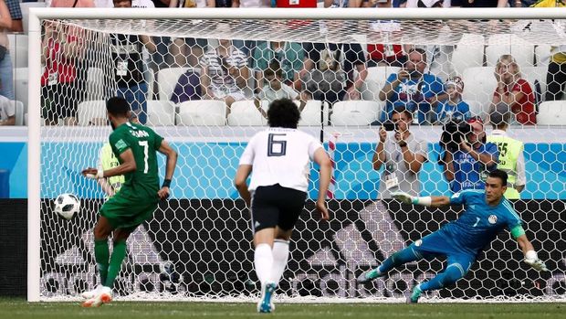 Salman Al Faraj mencetak gol penyama kedudukan lewat tendangan penalti.