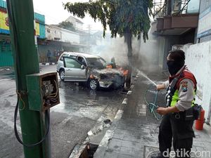Ditinggal Belanja, Mobil SUV Hangus Terbakar di Pusat Kota Kediri