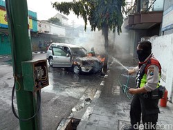 Video: Mobil Hangus Terbakar saat Diparkir dan Ditinggal Belanja