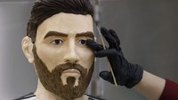Begini penampakan wajah kue ultah Messi yang dibuat semirip mungkin dengan orang aslinya. Menurutmu mirip tidak? (Foto: Tatyana Makeyeva/Reuters)