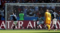 Antoine Griezmann (Prancis) juga sukses mencetak gol dari tendangan penalti dalam laga Prancis vs Australia. Penalti diberikan usai tinjauan VAR. (Foto: Toru Hanai/Reuters)
