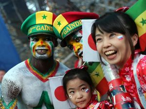 Patut Dicontoh! Fans Jepang & Senegal Bersih-bersih Sampah