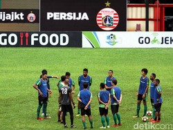 Persebaya akan berduel dengan Persija di Stadion PTIK, Jakarta, Selasa (26/6/2018) mulai pukul 18.30 WIB. Laga tersebut merupakan pertandingan tunda yang sebelumnya dijadwalkan digelar pada 3 Juni 2018.