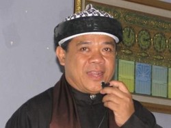 Tak Ada Nisan, Taburan Bunga, dan Bendera Kuning di Pemakaman Hari Moekti