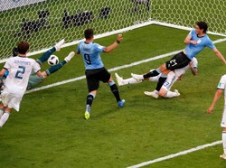 Edinson Cavani membobol gawang Rusia di menit ke-90. Reuters/David Gray.