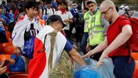 Dalam sepakbola, menang atau kalah adalah hal biasa. Tapi, suporter Jepang menjadi pihak yang sangat rajin untuk bersih-bersih usai menonton tim kesayangannya bertanding. Timnas Jepang juga bersih-bersih ruang ganti lebih dulu sebelum pulang ke negaranya. Asyik, ya, lihat orang-orang yang peka kebersihan! (Foto: Reuters)