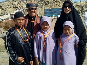 Melihat Lagi Kebersamaan Hari Moekti dan Keluarganya Melihat Lagi Kebersamaan Hari Moekti dan Keluarganya