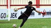 Penjaga gawang Persija, Andritani yang sebelumnya cedera saat membela timnas di Stadion Pakansari juga ikut dalam latihan tersebut.