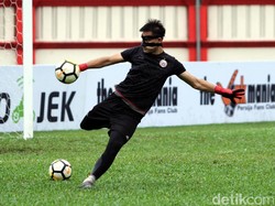 Penjaga gawang Persija, Andritani yang sebelumnya cedera saat membela timnas di Stadion Pakansari juga ikut dalam latihan tersebut.