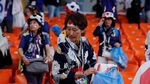 Patut Dicontoh! Fans Jepang & Senegal Bersih-bersih Sampah