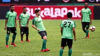 Persebaya juga menggelar latihan di Stadion yang sama di PTIK.