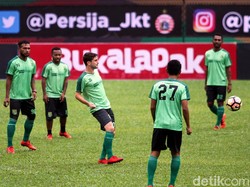 Persebaya juga menggelar latihan di Stadion yang sama di PTIK.