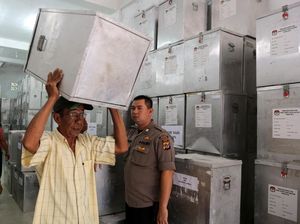 Pendistribusian Logistik Jelang Pemilu di Berbagai Kota di Indonesia