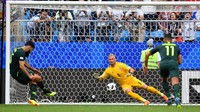 Mile Jedinak (Australia) kembali sukses mengeksekusi penalti di laga Denmark vs Australia. Penalti diberikan usai tinjauan VAR. (Foto: Dylan Martinez/Reuters)