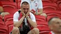 Suasana berbeda terlihat diantara para pendukung timnas Polandia. Airmata dan kesedihan menjadi ekspresi yang paling banyak terlihat di wajah para suporternya. Toru Hanai/Reuters.
