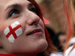 Pendukung wanita Inggris terlihat senang. REUTERS/Henry Romero.