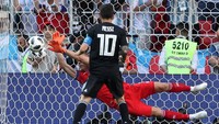 Saat Argentina ditahan Islandia 1-1 di Grup D Piala Dunia 2018, Lionel Messi gagal mengeksekusi penalti usai tendangannya ditepis Hannes Thor Halldorsson. Messi pun habis kena olok-olok usai pertandingan. (Foto: Albert Gea/Reuters)