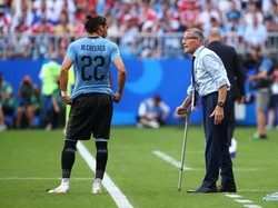 Pelatih Uruguay Oscar Tabarez memberikan pengarahan kepada Martin Caceres. Reuters/Michael Dalder.