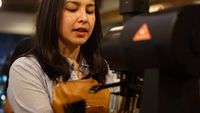 Tersihir Pesona Gaby, Barista Cantik yang Disebut Mirip Maudy Ayunda