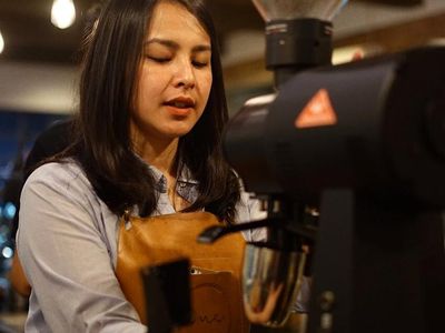 Tersihir Pesona Gaby, Barista Cantik yang Disebut Mirip Maudy Ayunda