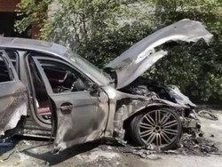 Pria China Bakar Dupa Dekat BMW Baru, Langsung Terbakar
