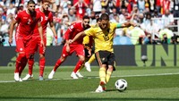 Eden Hazard (Belgia) menjebol gawang Tunisia dari titik putih usai keputusan penalti lewat VAR dalam laga Belgia vs Tunisia. (Foto: Christian Hartmann/Reuters)