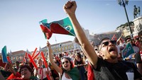 Kemeriahan warga Portugal saat menonton bersama dan rayakan keberhasilan timnas Portugal melaju ke babak selanjutnya di ibukota Lisbon, Portugal. Istimewa/Pedro Nunes/Reuters.