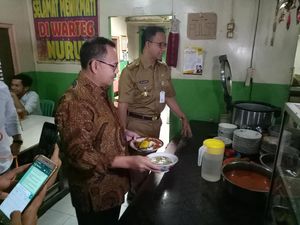 Video Ketika Anies dan Sudirman Said Makan Bareng di Warteg