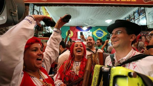 Suporter Portugal dan Spanyol Pesta Kelolosan, Iran dan Maroko berduka