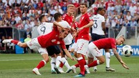 Para pemain Prancis dan Denmark berjibaku untuk berebut bola. (Foto: Maxim Shemetov/Reuters).