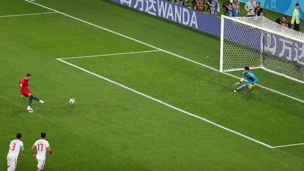 Soccer Football - World Cup - Group B - Iran vs Portugal - Mordovia Arena, Saransk, Russia - June 25, 2018   Portugal's Cristiano Ronaldo has his penalty saved by Iran's Alireza Beiranvand    REUTERS/Lucy Nicholson