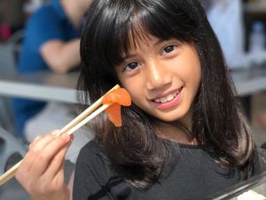 Lucunya Si Kecil Ulla, Anak Ersa Mayori Kalau Sedang Makan Sashimi dan Es Krim Lucunya Si Kecil Ulla, Anak Ersa Mayori Kalau Sedang Makan Sashimi dan Es Krim