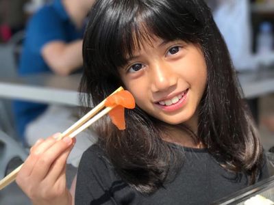 Lucunya Si Kecil Ulla, Anak Ersa Mayori Kalau Sedang Makan Sashimi dan Es Krim